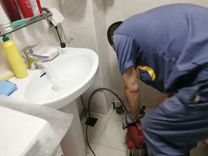 疏通衛生間的管道